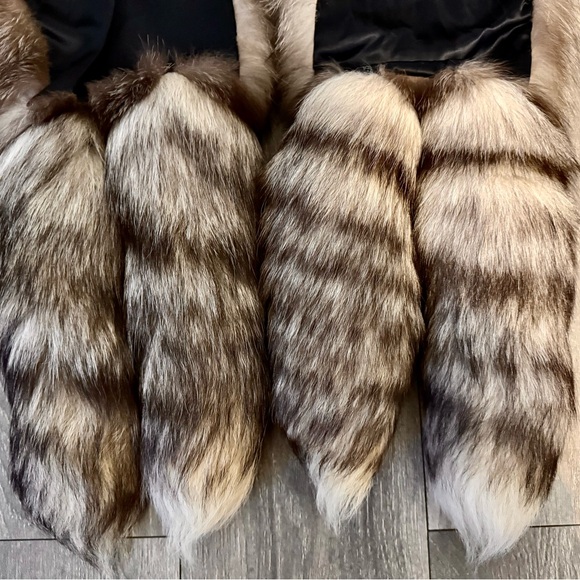 Bloomingdale’s Used Sliver real fox stole used . L-XL. With free Fendi scarf - Picture 3 of 15